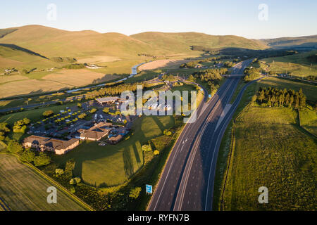 Un'immagine aerea mostra Abington Services sulla M74 in South Lanarkshire guardando a sud verso il villaggio di Abington. Foto Stock