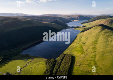 Immagine aerea di St Mary's Loch e Loch del Lowes che mostra le colline circostanti da un alto punto di vantaggio. Foto Stock