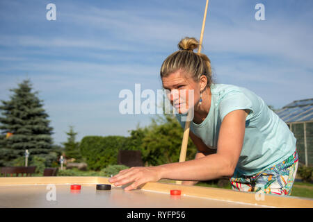 Donne giocando Novuss in all'aperto Foto Stock