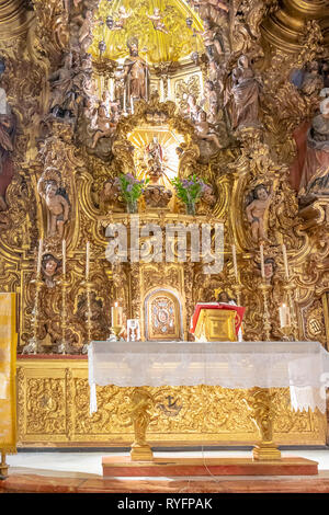 Siviglia, Spagna - 9 Marzo 2019: vista dell'altare principale 'altare Mayor' nella Cappella di San Giuseppe (Capilla de San Jose) a Siviglia, Spagna Foto Stock