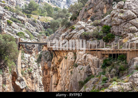 El Caminito del Rey (del re poco Path). Un passaggio pedonale, imperniato lungo le ripide pareti di una stretta gola a El Chorro, vicino a Ardales in provincia di Foto Stock