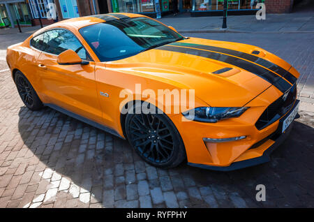 Un 2018 registrato arancio e nero Ford Mustang 5.0 auto sportiva nel North Yorkshire England Regno Unito Foto Stock