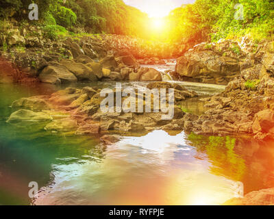 Bellissimo arcobaleno al Black River Gorges National Park, la più grande foresta protetta di Maurizio, Oceano indiano, Africa. Paesaggio panoramico riflessa in Foto Stock