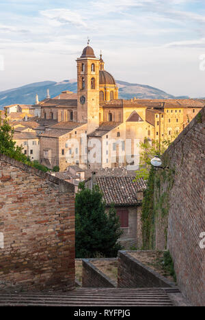 Stretto Vicolo nel centro della città di Urbino Foto Stock