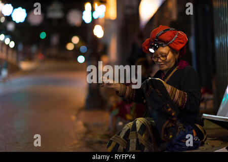 Rosso etnico Dao donna a Bac ha sul mercato. Red Dao minoranza etnica gruppo da Sapa, Lao Cai, Vietnam Foto Stock