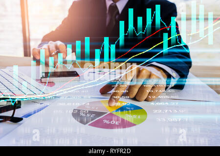 Mercato azionario o forex trading grafico e candelabro grafico adatto per gli investimenti finanziari concetto. Economia sullo sfondo delle tendenze per l'idea di business e di un Foto Stock