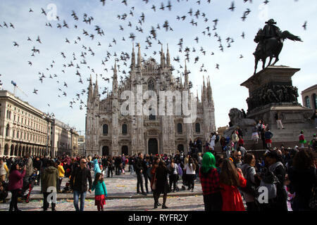 Stormo di piccioni volare sopra il duomo di Milano - Duomo di Milano - Milano, Lombardia, Italia Foto Stock