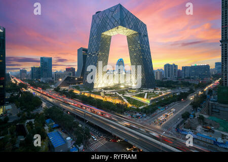 Cina Pechino. China Central Television (CCTV) costruzione di notte è molto spettacolare a Pechino in Cina. Foto Stock