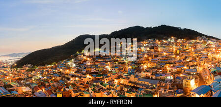 Panorama della cultura Gamcheon Village di notte a Busan, in Corea del Sud. Foto Stock