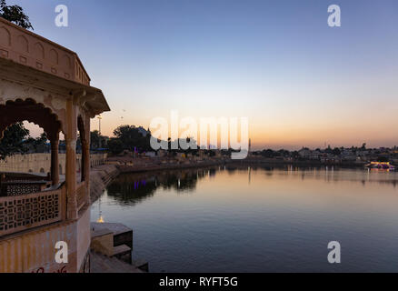 Fiera del cammello di Pushkar con il paesaggio urbano della città Foto Stock
