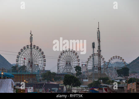 Fiera del cammello di Pushkar con il paesaggio urbano della città Foto Stock