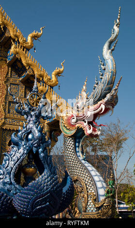 Chiang Rai Thailandia, guardian drago in ingresso al Wat Rong Seur dieci o il Tempio Azzurro Foto Stock