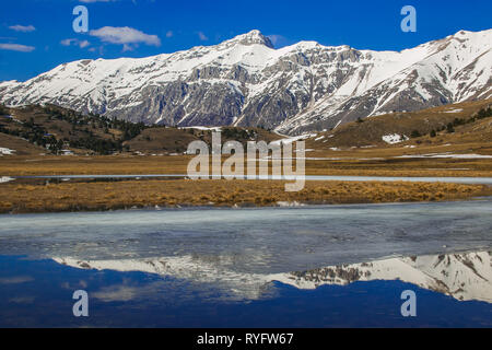 Vista meravigliosa del lago di montagna in Abruzzo, stagione invernale, Italia Foto Stock