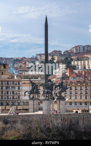 Veliko Tarnovo, Bulgaria - Visualizza il memoriale Asenevtsi monumento della città. Il monumento è dedicato a Tsar Asen, Pietro, Kaloyan e Ivan Assen II Foto Stock