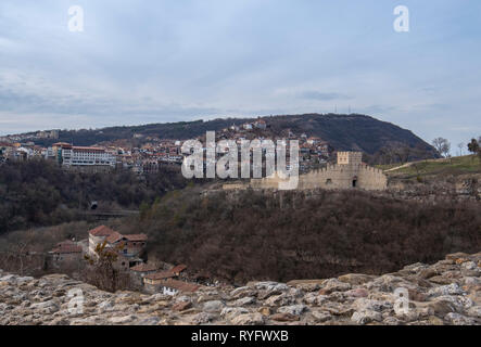 Bella vista panoramica dalla fortezza di Tsarevets per la città vecchia di Veliko Tarnovo e Trapezitsa medievale rocca in Bulgaria. Panorama Foto Stock