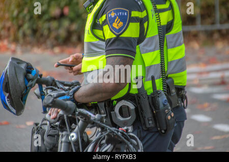 In prossimità di uomini di polizia con le biciclette a Amsterdam Paesi Bassi 2018 Foto Stock