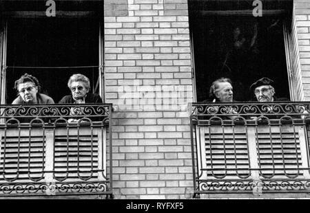 I cittadini anziani osservare la vita in strada, Parigi, Francia Foto Stock