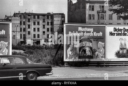 Annunci di poster a Berlino, Germania Foto Stock