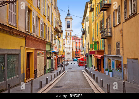 La città di Nizza colorata architettura di strada e la vista della chiesa, destinazione turistica della riviera francese, Alpes Maritimes depatment della Francia Foto Stock