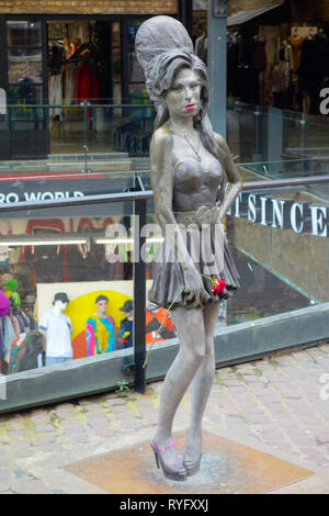 Statua di Amy Winehouse da Scott Eaton, Camden Market, Londra Foto Stock