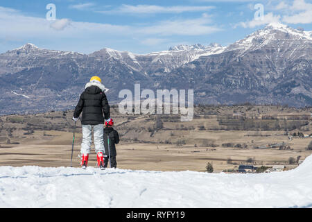 Sottile copertura di neve nelle Hautes-Alpes department (superiore sulle Alpi francesi) nella località sciistica di Ancelle Foto Stock