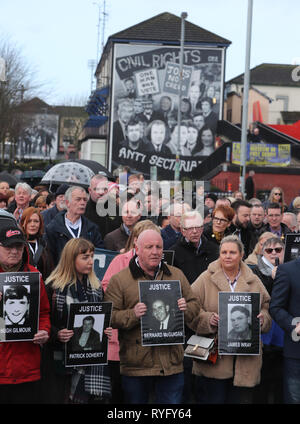 Familiari di coloro che sono morti marzo attraverso il Bogside in Londonderry, Irlanda del Nord, verso la Guildhall precedendo l'annuncio come se 17 ex soldati britannici e due ex membri dell'IRA ufficiale sarà perseguita in connessione con gli eventi del Bloody Sunday in città nel gennaio 1972. Foto Stock