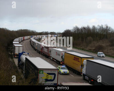 La polizia di avviare il funzionamento pila sull'autostrada M20, Ashford, Kent a causa di gravi ritardi presso i valichi del canale durante la tempesta Gareth. Foto Stock