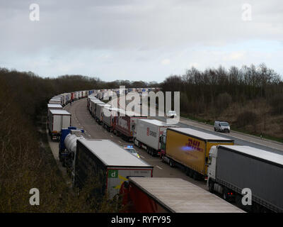 La polizia di avviare il funzionamento pila sull'autostrada M20, Ashford, Kent a causa di gravi ritardi presso i valichi del canale durante la tempesta Gareth. Foto Stock