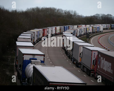 La polizia di avviare il funzionamento pila sull'autostrada M20, Ashford, Kent a causa di gravi ritardi presso i valichi del canale durante la tempesta Gareth. Foto Stock