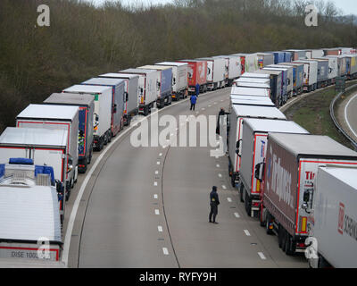 La polizia di avviare il funzionamento pila sull'autostrada M20, Ashford, Kent a causa di gravi ritardi presso i valichi del canale durante la tempesta Gareth. Foto Stock