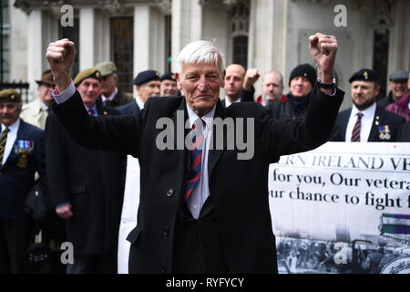 Veterano Dennis Hutchings arriva presso la Corte suprema, Londra, per l'ultima udienza nella sua sfida contro la decisione di tenere la sua prova su un incidente in Irlanda del Nord durante i guai senza una giuria. Egli è accompagnato al di fuori della Corte Suprema da membri della giustizia per NI i veterani e le loro fondatore Alan Barry. Foto Stock