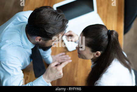 Colleghi di lavoro che sostengono e gridare a ciascun altro Foto Stock