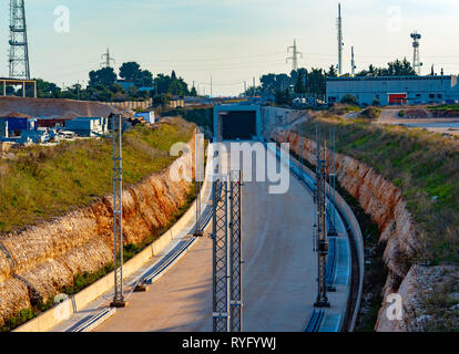 Sottopassaggio e tunnel per la costruzione di una nuova linea ferroviaria. Dettaglio del liquame e traliccio metallico condotti per l'elettrificazione della linea ferroviaria. Foto Stock