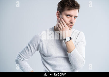 Buona cerca ragazzo in t-shirt bianco, ritratto. Foto Stock