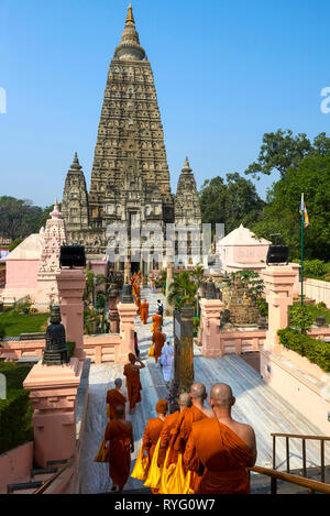 INDIA, Bihar, Bodh Gaya, monaci buddisti sul loro modo di Mahabodhi-tempio a Bodh Gaya, uno dei luoghi più sacro del buddismo Foto Stock