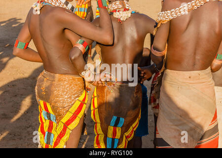 Etiopia, close up di vestiti da donna da Hamer tribe Foto Stock