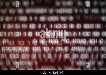 Messaggio di errore nel computer i dati matrice. rosso sfondo binario. hacker internet e computer problema. i concetti di pericolo e di sicurezza guasto potenza di inte Foto Stock