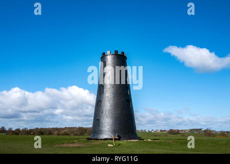 Mulino di nero, solo uno dei due superstiti della Cinque Mulini a vento costruita originariamente in Beverley Westwood in East Riding of Yorkshire, Inghilterra Foto Stock