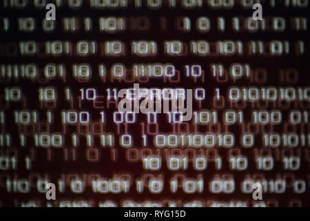Messaggio di errore nel computer i dati matrice. rosso sfondo binario. hacker internet e computer problema. i concetti di pericolo e di sicurezza guasto potenza di inte Foto Stock