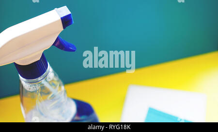 I lavori domestici e le pulizie e il concetto di uso domestico - panno di pulizia, detergente spray su sfondo blu Foto Stock