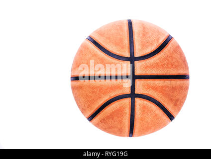 Il basket ball isolato su bianco - Vista dall'alto sulla isolato la pallacanestro - vecchio usato basket ball di fondo tagliato Foto Stock