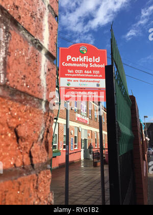 Parkfield comunità Scuola di Birmingham che ha sospeso le lezioni di diversità e questioni LGBT dopo aver attivato i genitori settimanale' proteste. Foto Stock