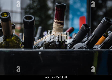 Le bottiglie vuote della vigna Chiudi vista top impilati Foto Stock