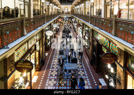 Sydney, Australia - 6 Maggio 2018: vista dell'interno del famoso stile vittoriano Strand Arcade, una storica negozi di lusso e ristoranti gallery nel cuore Foto Stock