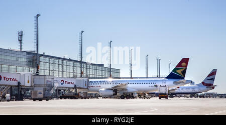 Johannesburg, Sud Africa, 28 febbraio - 2019: vista esterna dell'aeroporto internazionale. Foto Stock