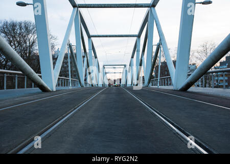 Ferrovia moderno ponte che attraversa il fiume, sera Tempo di sfondo a Strasburgo, in Francia. Foto Stock