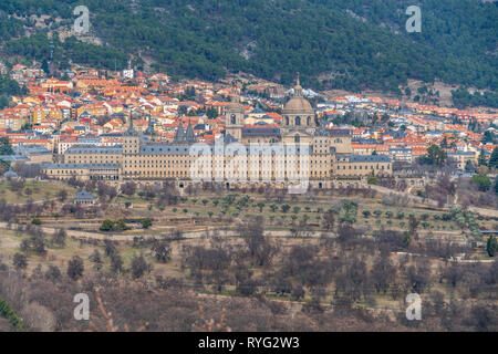 Il Monastero reale di San Lorenzo de El Escorial e Monte Abantos vicino a Madrid, Spagna Foto Stock