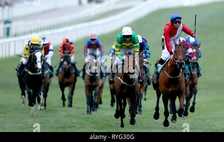 Allen Envoi cavalcato da fantino Jamie Codd (destra) sul modo di vincere la Weatherbys paraurti campione durante il Signore giorno del 2019 Cheltenham Festival a Cheltenham Racecourse. Foto Stock