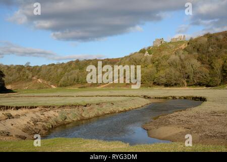 Serpeggianti Pennard pillola stream dominato dal castello di Pennard rovine, Three Cliffs Bay, la Penisola di Gower, Wales, Regno Unito, ottobre 2018. Foto Stock