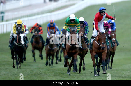 Allen Envoi cavalcato da fantino Jamie Codd (destra) sul modo di vincere la Weatherbys paraurti campione durante il Signore giorno del 2019 Cheltenham Festival a Cheltenham Racecourse. Foto Stock